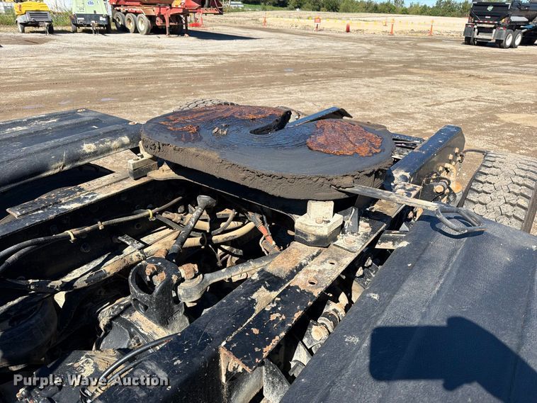 image for item EO8793 2019 Kenworth T880 semi truck