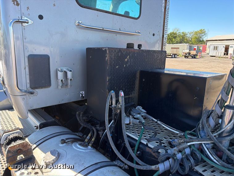 image for item EO8793 2019 Kenworth T880 semi truck