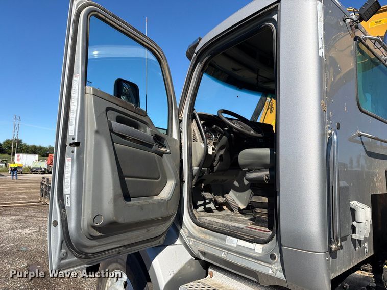image for item EO8793 2019 Kenworth T880 semi truck