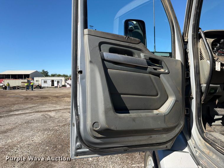 image for item EO8793 2019 Kenworth T880 semi truck