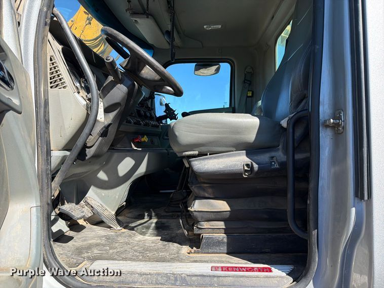 image for item EO8793 2019 Kenworth T880 semi truck