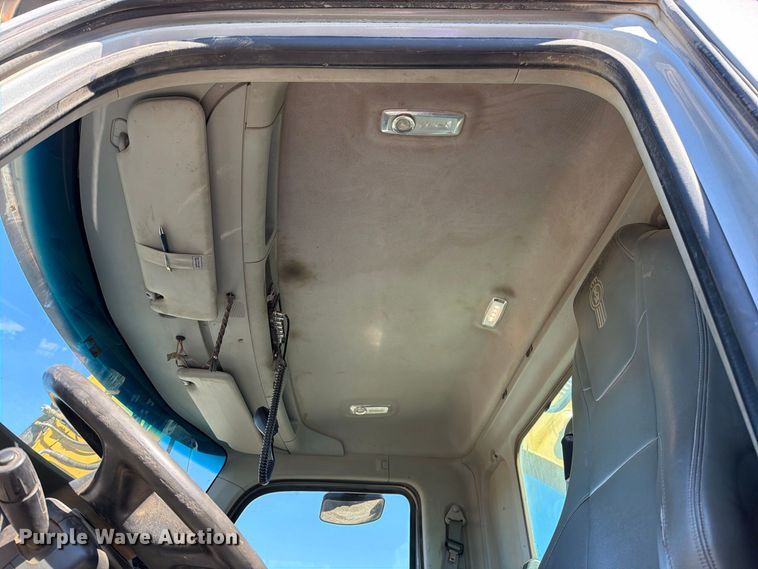 image for item EO8793 2019 Kenworth T880 semi truck