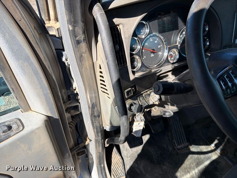 image for item EO8793 2019 Kenworth T880 semi truck