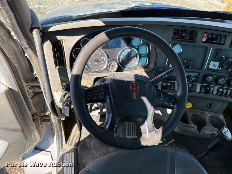 image for item EO8793 2019 Kenworth T880 semi truck