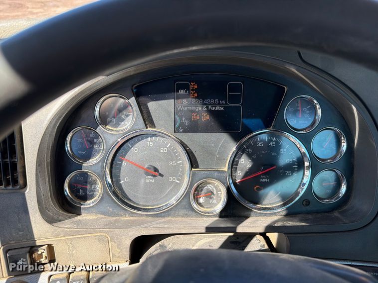 image for item EO8793 2019 Kenworth T880 semi truck