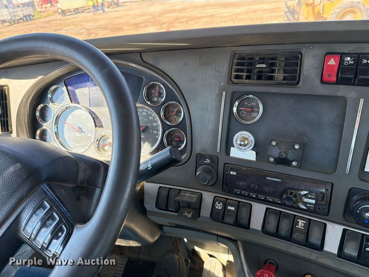 image for item EO8793 2019 Kenworth T880 semi truck
