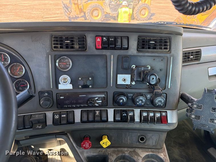 image for item EO8793 2019 Kenworth T880 semi truck