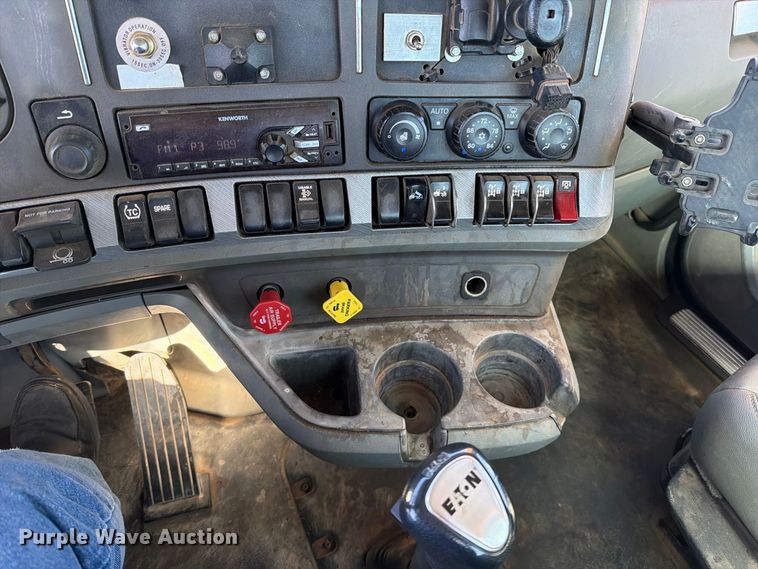 image for item EO8793 2019 Kenworth T880 semi truck