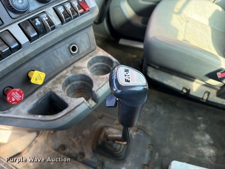 image for item EO8793 2019 Kenworth T880 semi truck