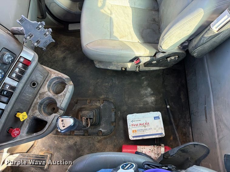 image for item EO8793 2019 Kenworth T880 semi truck