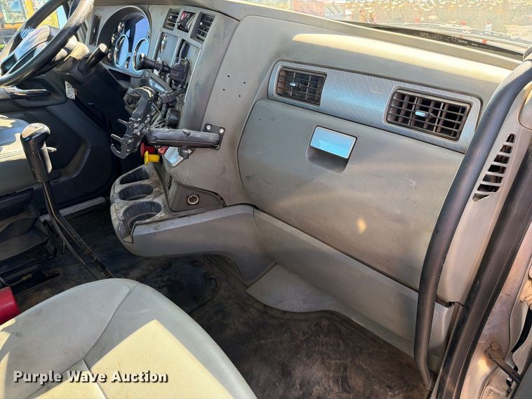 image for item EO8793 2019 Kenworth T880 semi truck