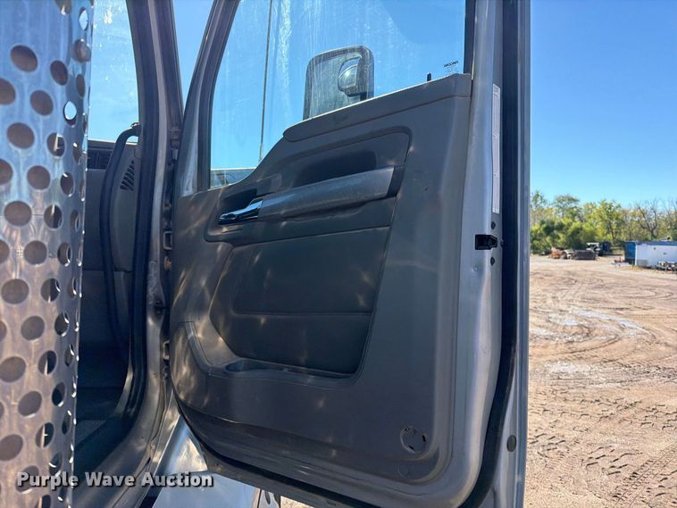 image for item EO8793 2019 Kenworth T880 semi truck