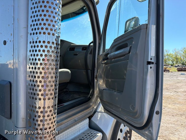 image for item EO8793 2019 Kenworth T880 semi truck