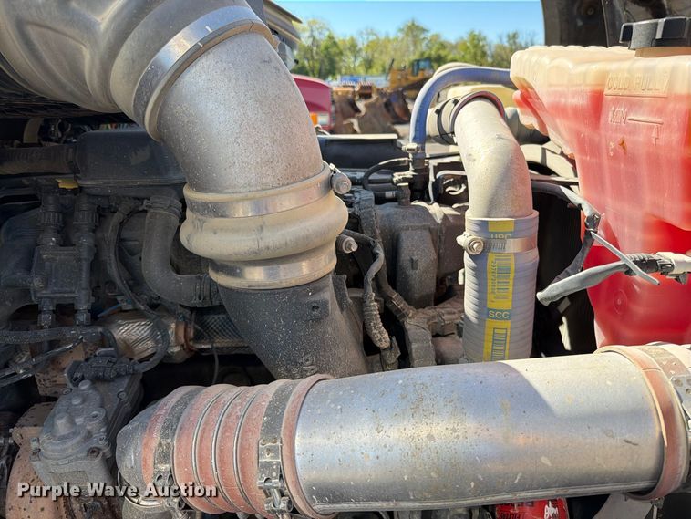 image for item EO8793 2019 Kenworth T880 semi truck