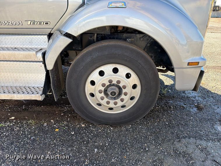 image for item EO8793 2019 Kenworth T880 semi truck