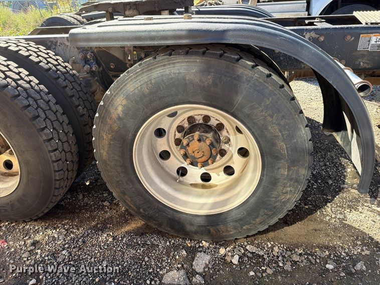 image for item EO8793 2019 Kenworth T880 semi truck