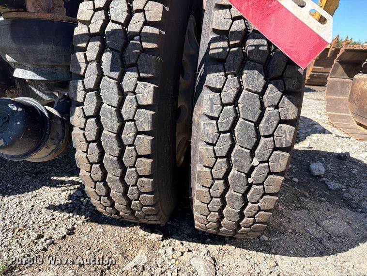 image for item EO8793 2019 Kenworth T880 semi truck