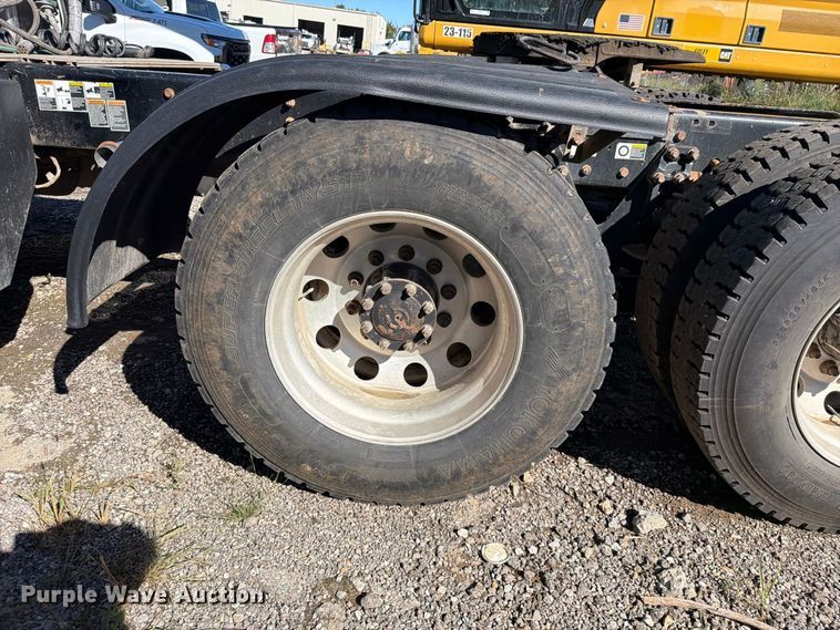 image for item EO8793 2019 Kenworth T880 semi truck