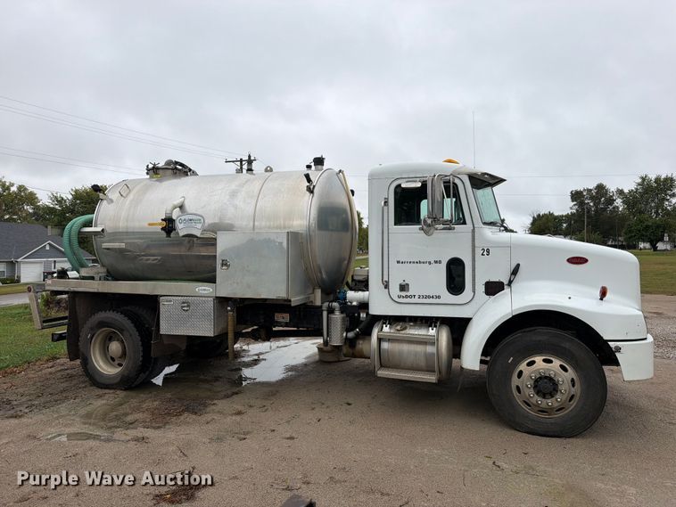 image for item EO8805 2004 Peterbilt 330 vacuum truck