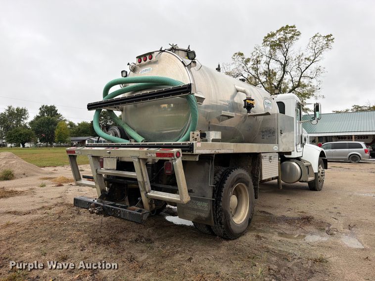 image for item EO8805 2004 Peterbilt 330 vacuum truck