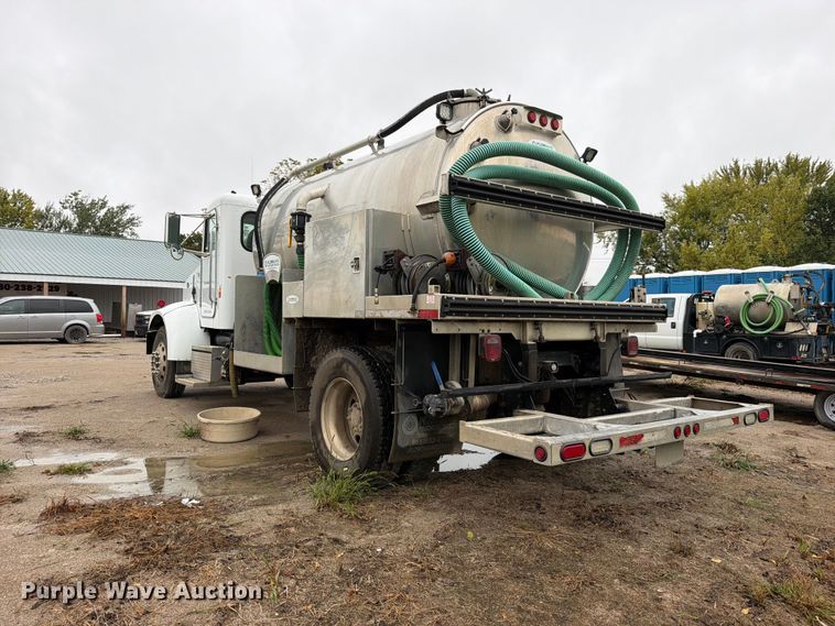 image for item EO8805 2004 Peterbilt 330 vacuum truck