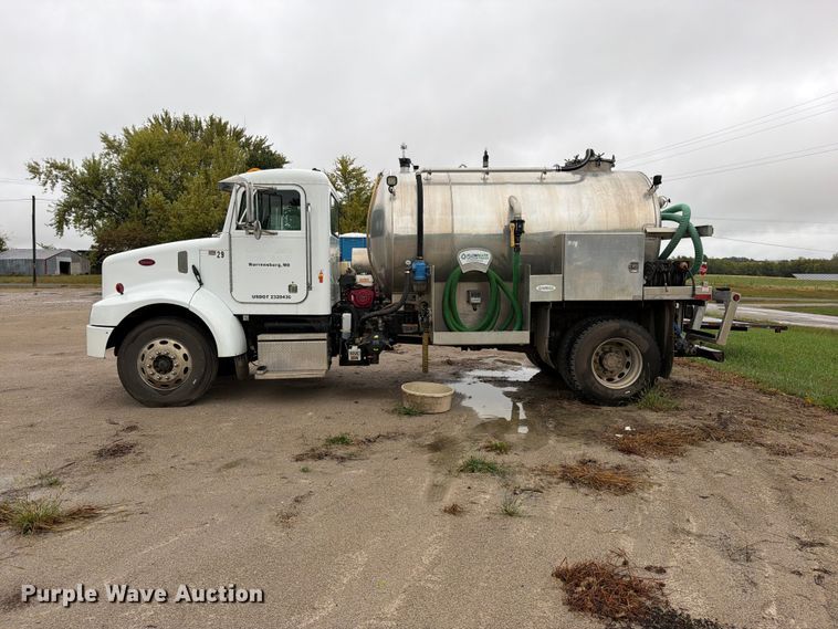 image for item EO8805 2004 Peterbilt 330 vacuum truck