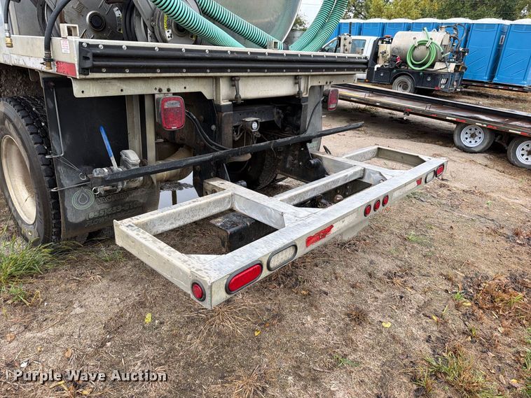 image for item EO8805 2004 Peterbilt 330 vacuum truck