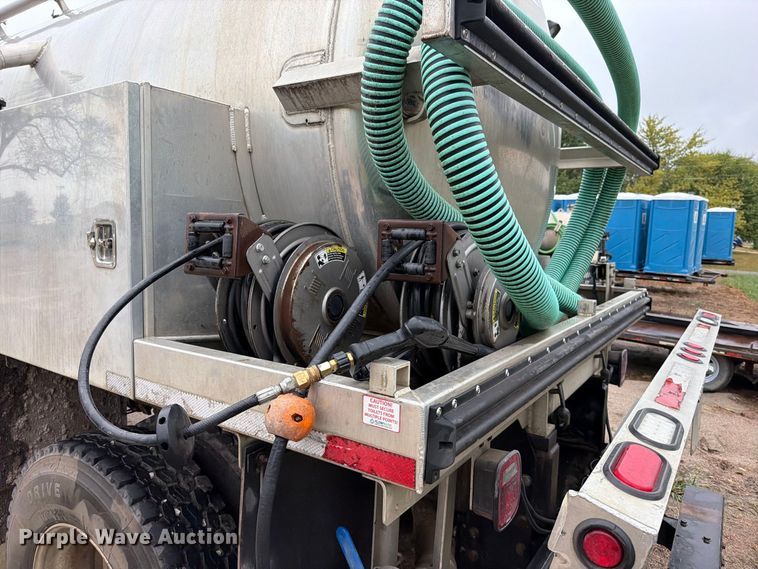 image for item EO8805 2004 Peterbilt 330 vacuum truck