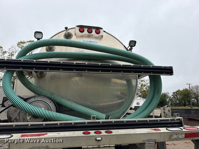 image for item EO8805 2004 Peterbilt 330 vacuum truck