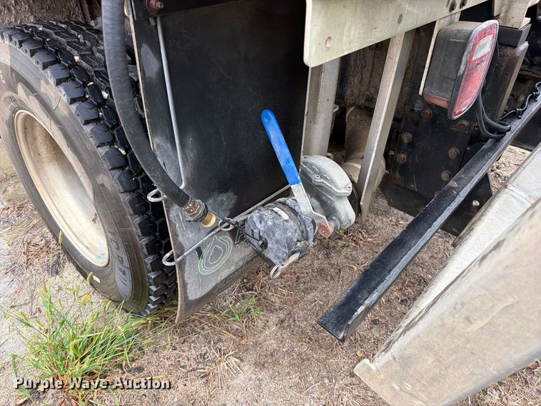 image for item EO8805 2004 Peterbilt 330 vacuum truck