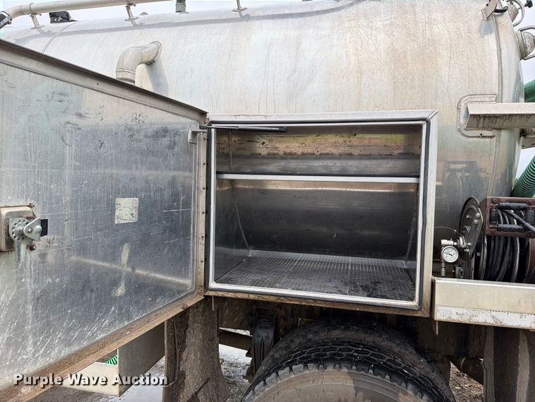 image for item EO8805 2004 Peterbilt 330 vacuum truck