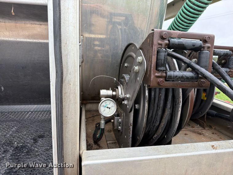 image for item EO8805 2004 Peterbilt 330 vacuum truck