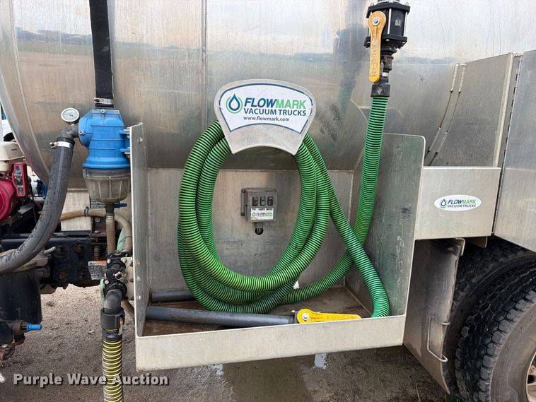 image for item EO8805 2004 Peterbilt 330 vacuum truck