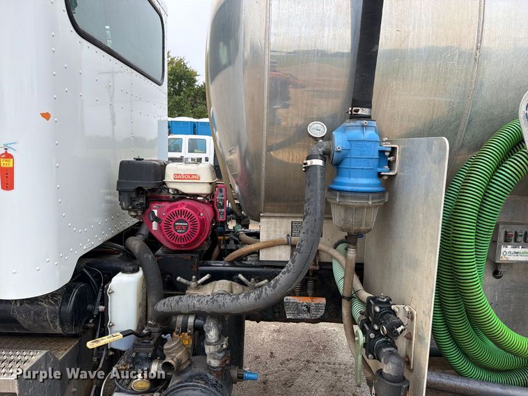 image for item EO8805 2004 Peterbilt 330 vacuum truck
