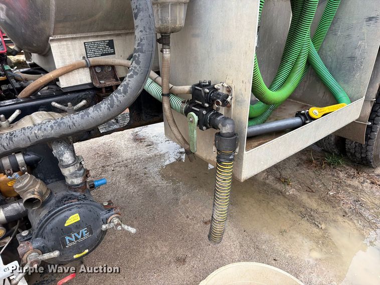 image for item EO8805 2004 Peterbilt 330 vacuum truck