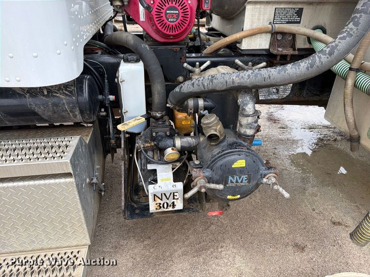image for item EO8805 2004 Peterbilt 330 vacuum truck