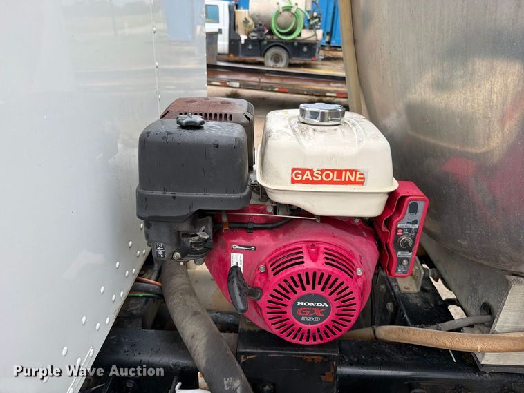 image for item EO8805 2004 Peterbilt 330 vacuum truck