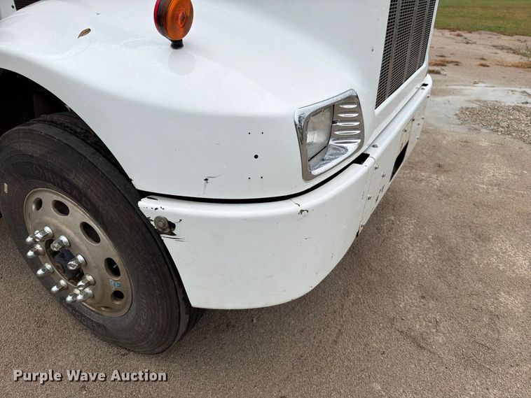 image for item EO8805 2004 Peterbilt 330 vacuum truck
