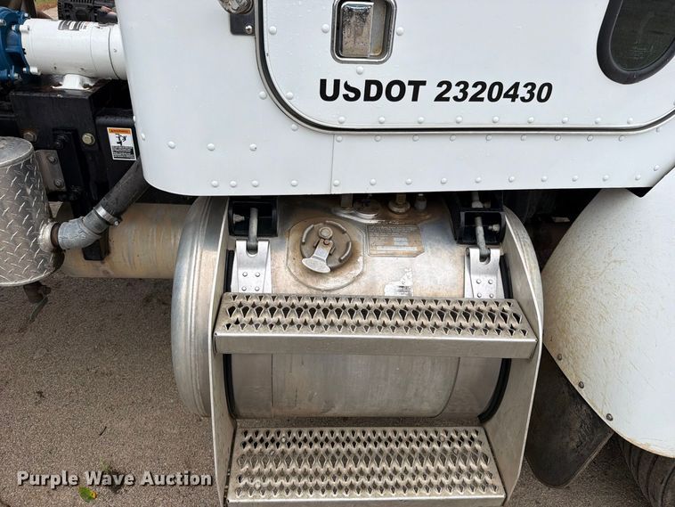 image for item EO8805 2004 Peterbilt 330 vacuum truck