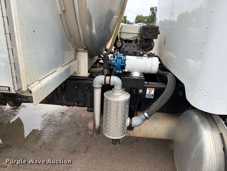 image for item EO8805 2004 Peterbilt 330 vacuum truck