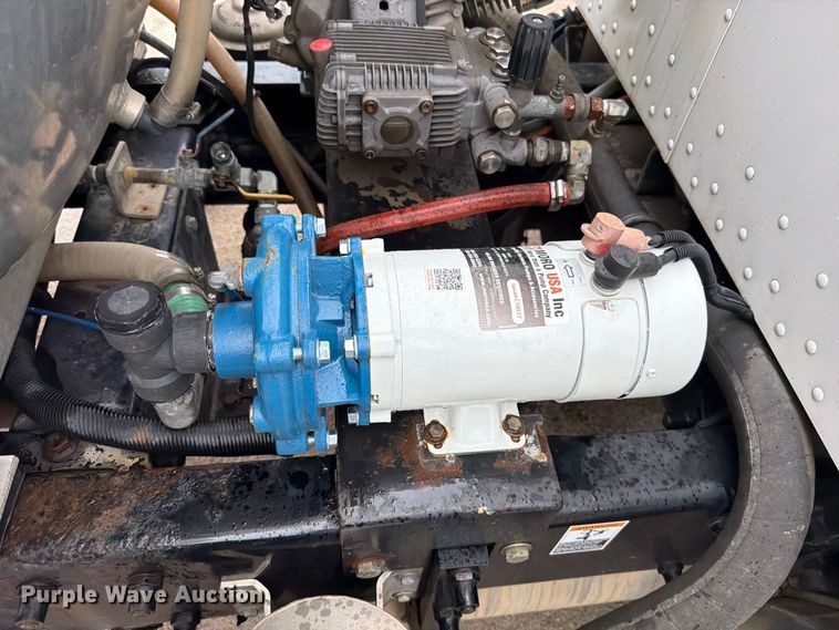 image for item EO8805 2004 Peterbilt 330 vacuum truck