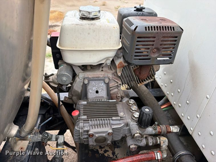 image for item EO8805 2004 Peterbilt 330 vacuum truck