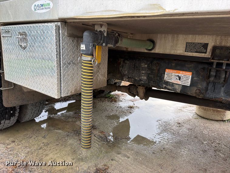 image for item EO8805 2004 Peterbilt 330 vacuum truck