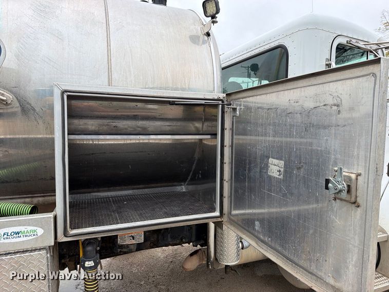 image for item EO8805 2004 Peterbilt 330 vacuum truck