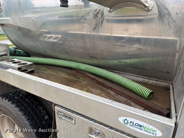 image for item EO8805 2004 Peterbilt 330 vacuum truck