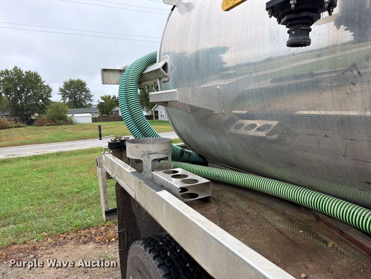 image for item EO8805 2004 Peterbilt 330 vacuum truck