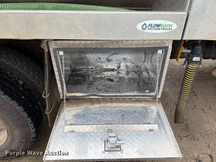 image for item EO8805 2004 Peterbilt 330 vacuum truck