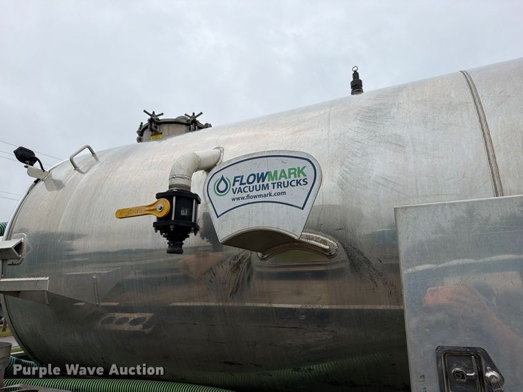 image for item EO8805 2004 Peterbilt 330 vacuum truck