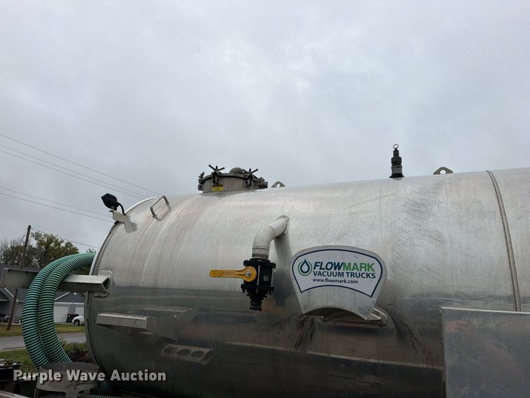 image for item EO8805 2004 Peterbilt 330 vacuum truck