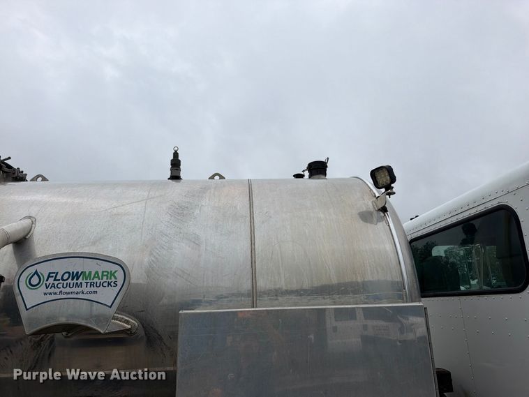 image for item EO8805 2004 Peterbilt 330 vacuum truck